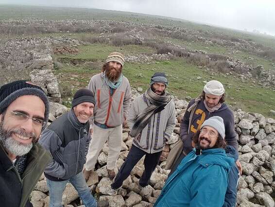 מעגל גברים בשטח של צחי הררי // צילום: שחר נפתלי